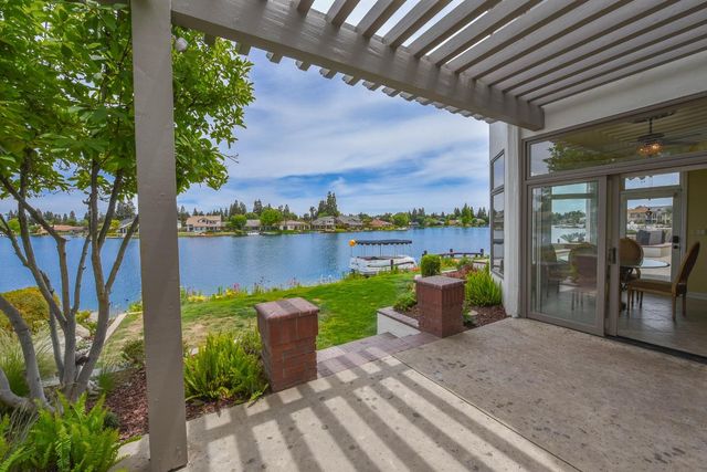 541 E Chesapeake Circle, Fresno, CA 93730