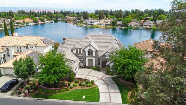 541 E Chesapeake Circle, Fresno, CA 93730