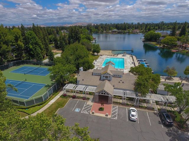 541 E Chesapeake Circle, Fresno, CA 93730