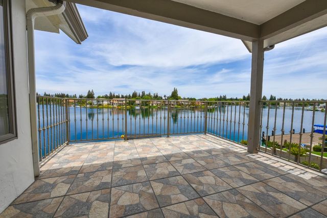 541 E Chesapeake Circle, Fresno, CA 93730