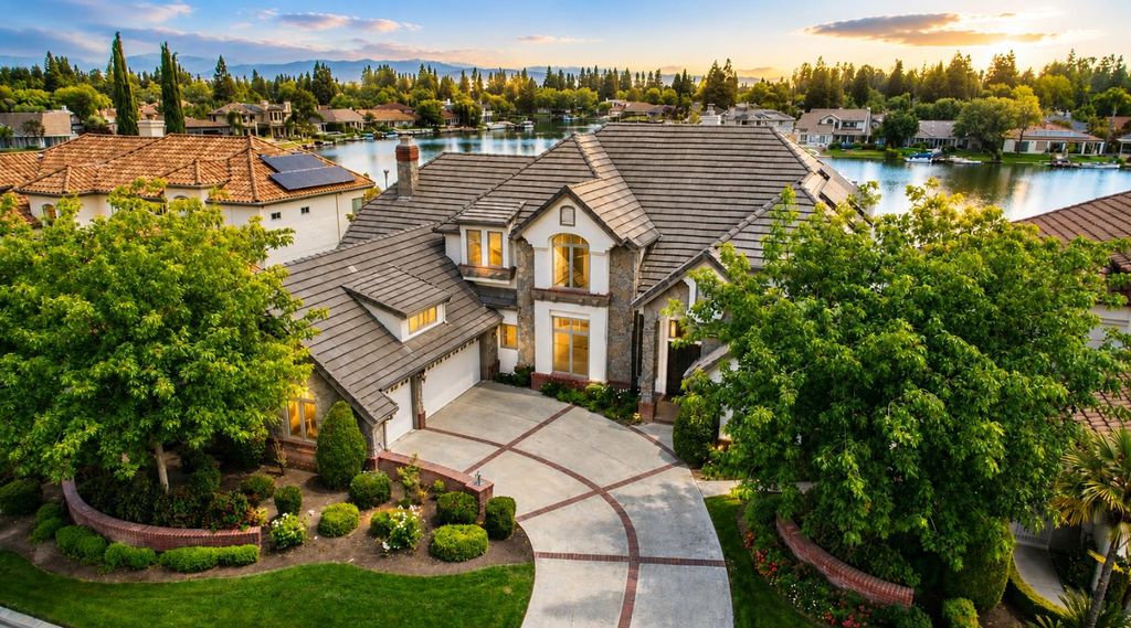 541 E Chesapeake Circle, Fresno, CA 93730