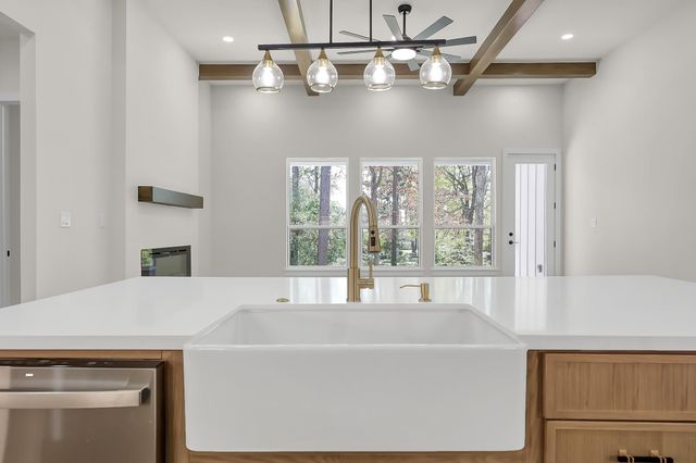 213 Woodside Lane, Montgomery, TX 77356