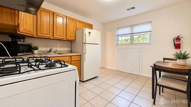78 College Drive, Edison, NJ 08817