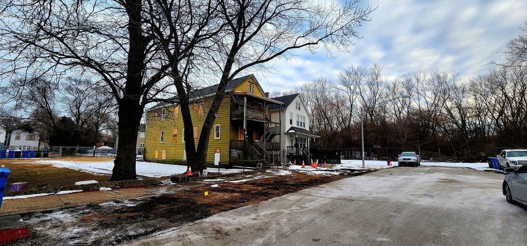 Image 2 of property listing at 8507 S Brandon Avenue, Chicago, IL 60617