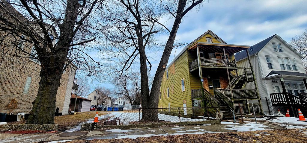 Image 3 of property listing at 8507 S Brandon Avenue, Chicago, IL 60617