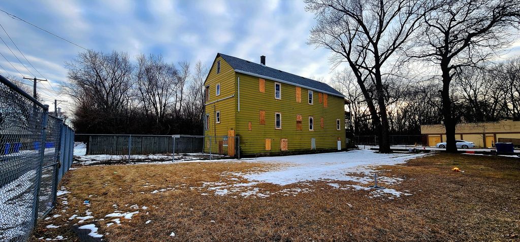 Image 4 of property listing at 8507 S Brandon Avenue, Chicago, IL 60617