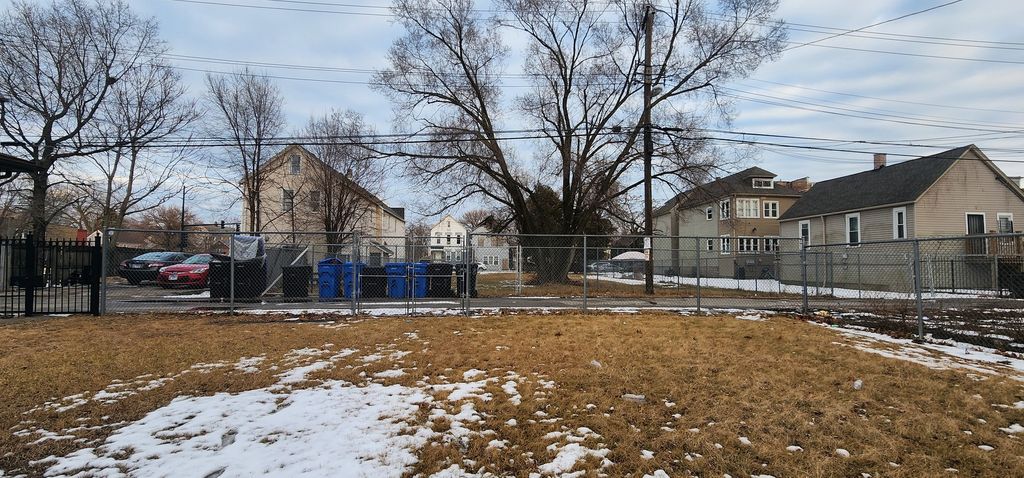 Image 5 of property listing at 8507 S Brandon Avenue, Chicago, IL 60617