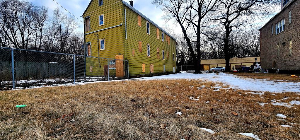 Image 6 of property listing at 8507 S Brandon Avenue, Chicago, IL 60617
