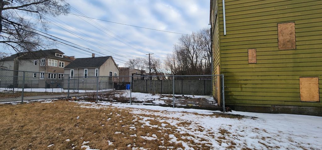 Image 7 of property listing at 8507 S Brandon Avenue, Chicago, IL 60617