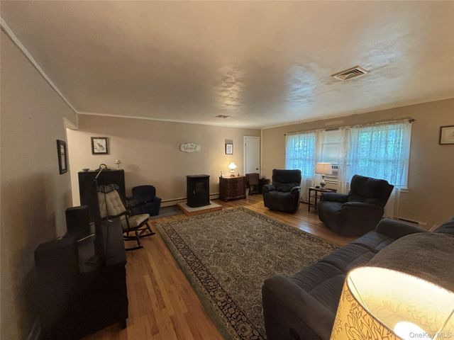 72 Fanning Boulevard, Riverhead, NY 11901