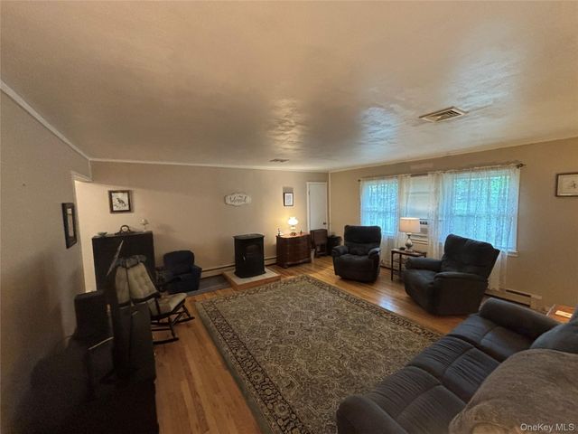 72 Fanning Boulevard, Riverhead, NY 11901
