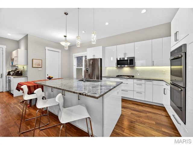 4321 Maryland Avenue, St Louis, MO 63108