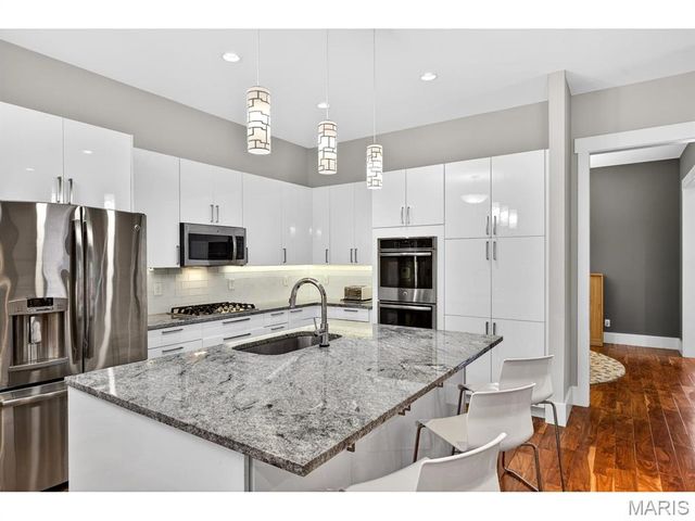 4321 Maryland Avenue, St Louis, MO 63108