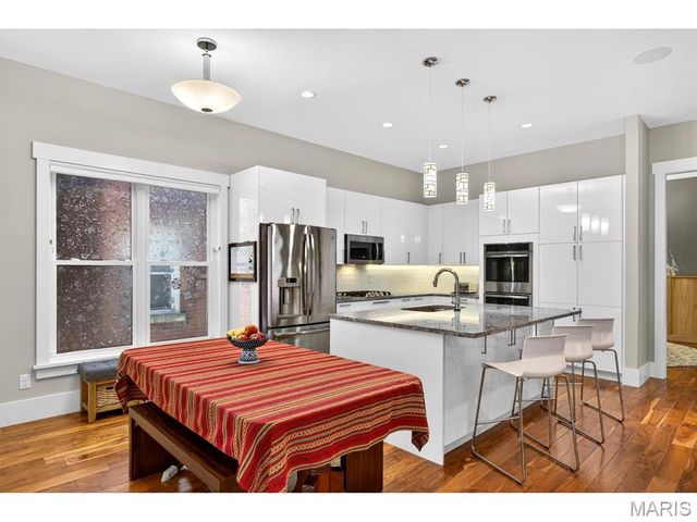 4321 Maryland Avenue, St Louis, MO 63108