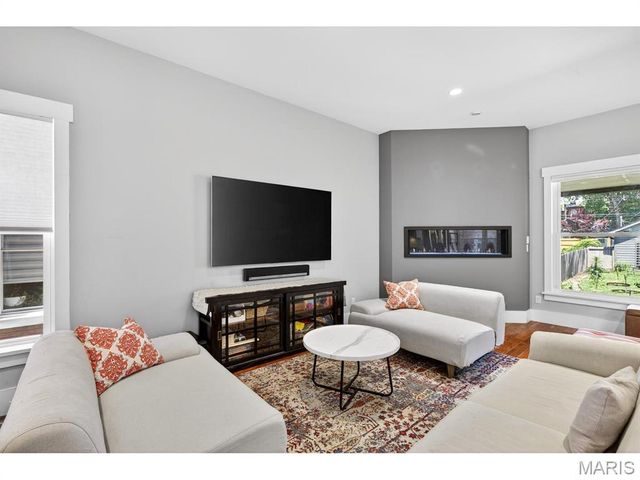 4321 Maryland Avenue, St Louis, MO 63108