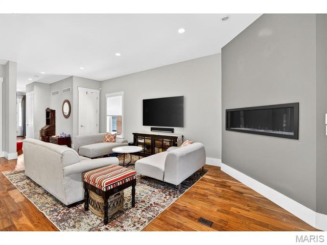 4321 Maryland Avenue, St Louis, MO 63108