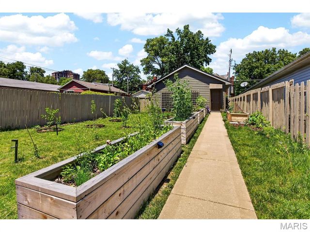 4321 Maryland Avenue, St Louis, MO 63108