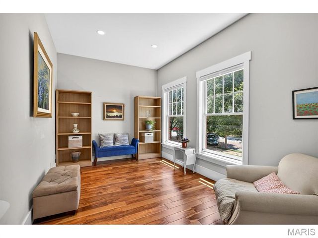 4321 Maryland Avenue, St Louis, MO 63108