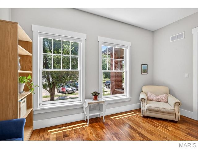 4321 Maryland Avenue, St Louis, MO 63108