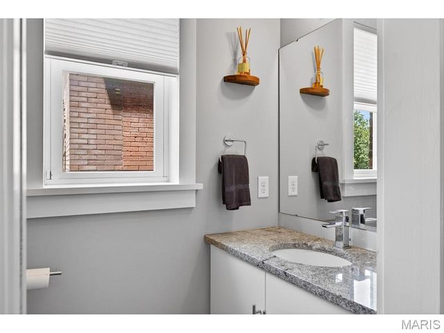 4321 Maryland Avenue, St Louis, MO 63108