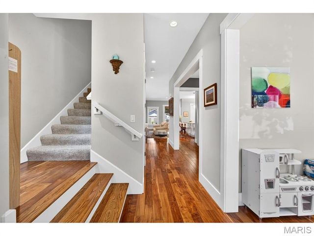 4321 Maryland Avenue, St Louis, MO 63108