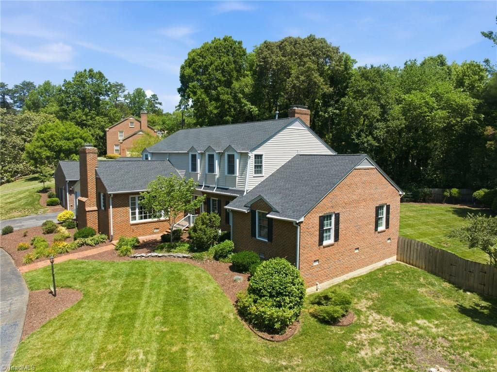 1300 Robin Hood Road, High Point, NC 27262