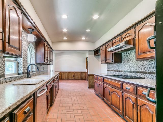 100 S Hickory Lane, Moore, OK 73160