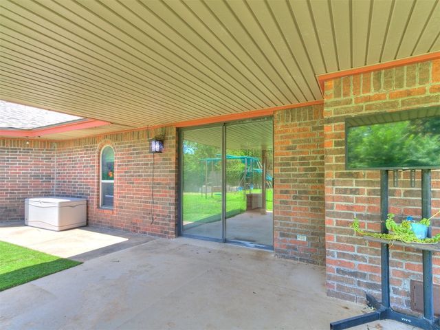 100 S Hickory Lane, Moore, OK 73160