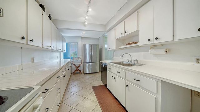 19 WHISPERING SANDS DRIVE 204, Sarasota, FL 34242