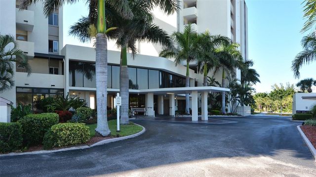 19 WHISPERING SANDS DRIVE 204, Sarasota, FL 34242