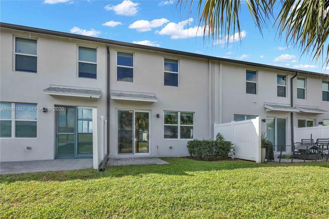 1761 Lindley St, Mangonia Park, FL 33407