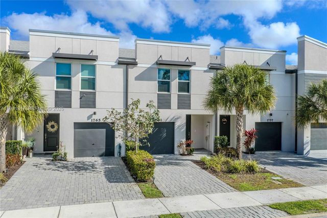 1761 Lindley St, Mangonia Park, FL 33407