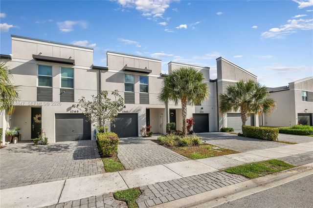 1761 Lindley St, Mangonia Park, FL 33407