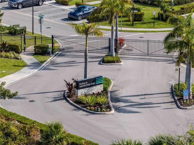 1761 Lindley St, Mangonia Park, FL 33407