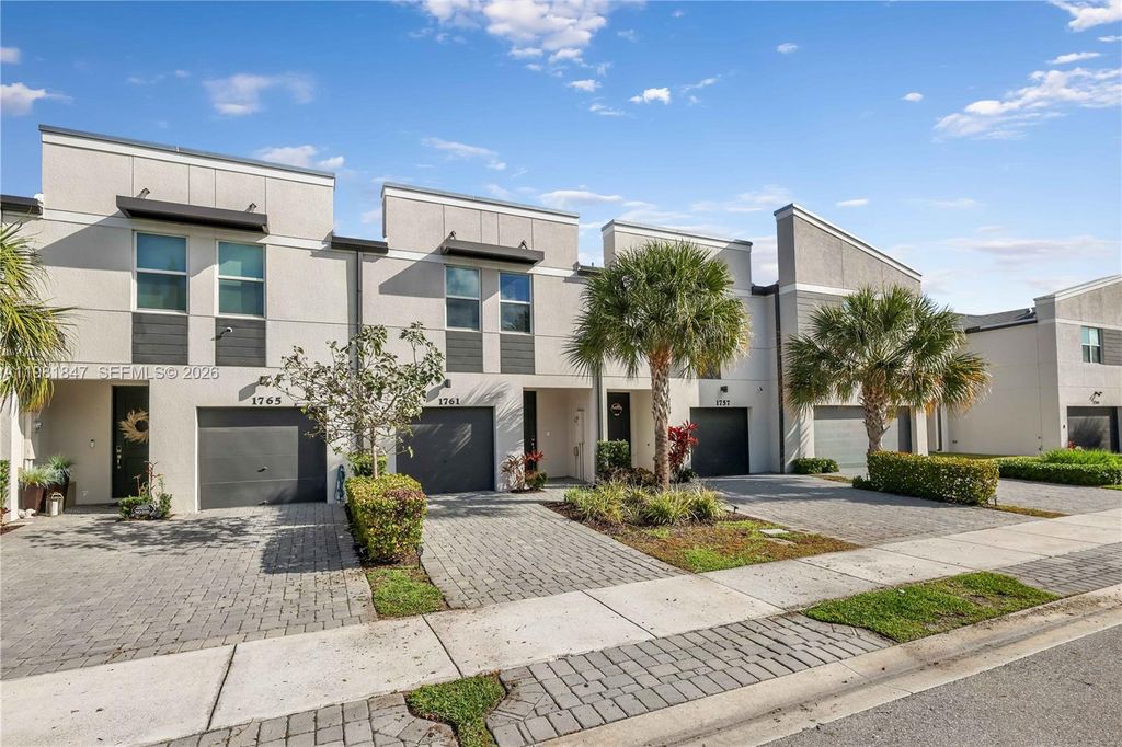 Image 34 of property listing at 1761 Lindley St, Mangonia Park, FL 33407