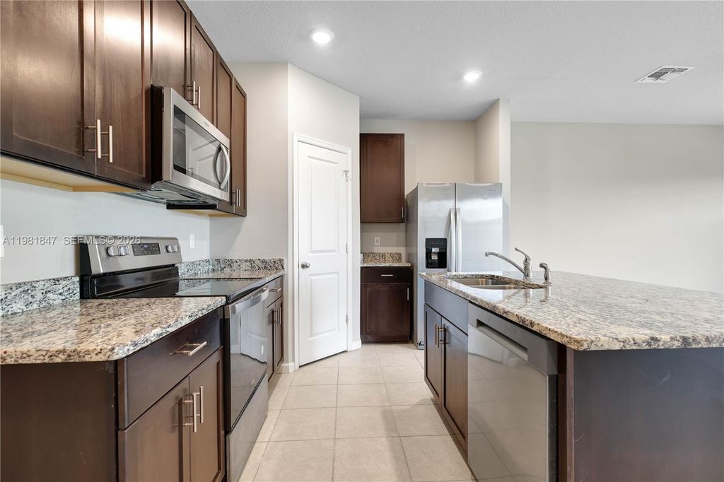 Image 5 of property listing at 1761 Lindley St, Mangonia Park, FL 33407