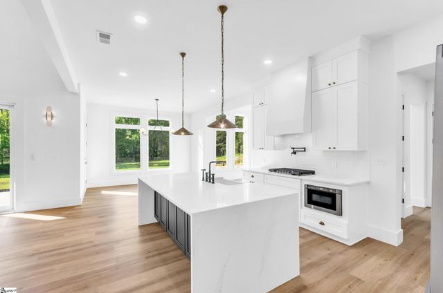 545 E Airport Road, Greer, SC 29651