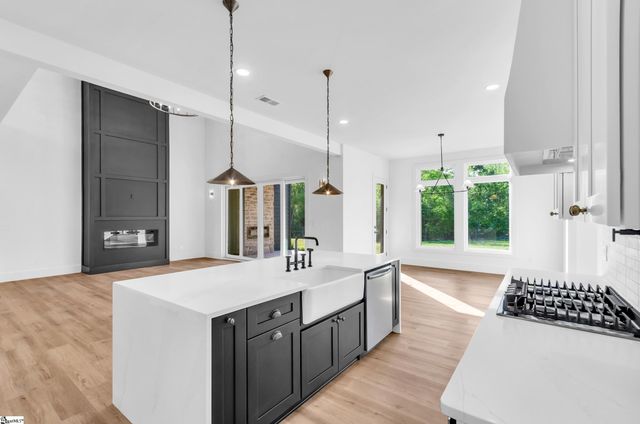 545 E Airport Road, Greer, SC 29651