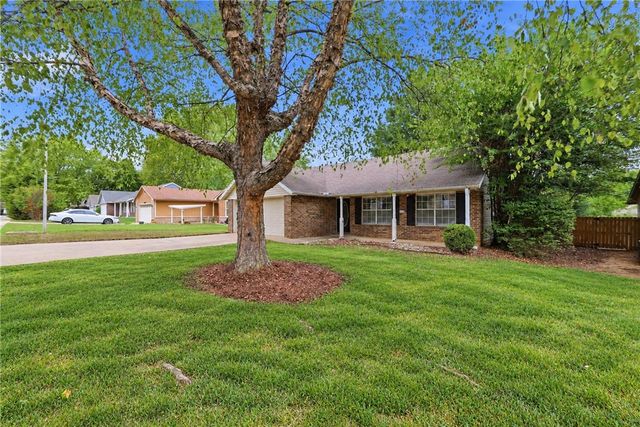 3168 W Shale Street, Fayetteville, AR 72704