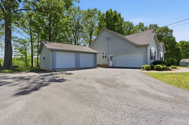 302 Aubrey Ct, Burns, TN 37029