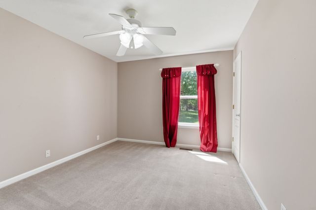 302 Aubrey Ct, Burns, TN 37029