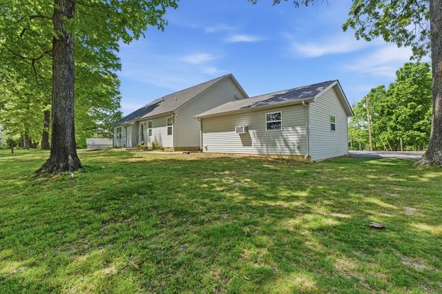 302 Aubrey Ct, Burns, TN 37029