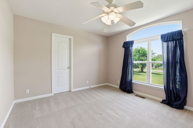 302 Aubrey Ct, Burns, TN 37029