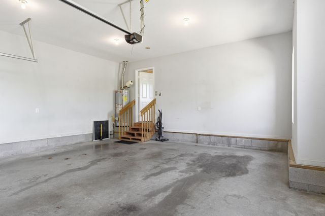 302 Aubrey Ct, Burns, TN 37029