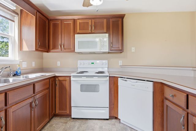 302 Aubrey Ct, Burns, TN 37029