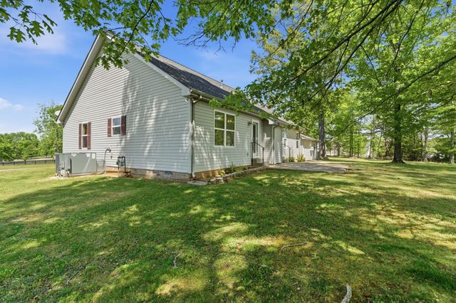 302 Aubrey Ct, Burns, TN 37029