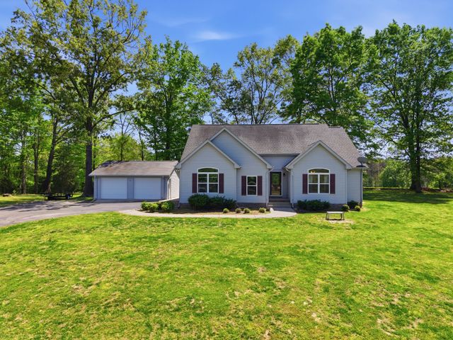 302 Aubrey Ct, Burns, TN 37029