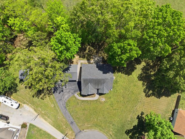 302 Aubrey Ct, Burns, TN 37029