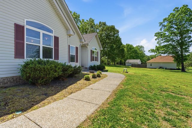302 Aubrey Ct, Burns, TN 37029