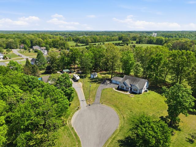 302 Aubrey Ct, Burns, TN 37029